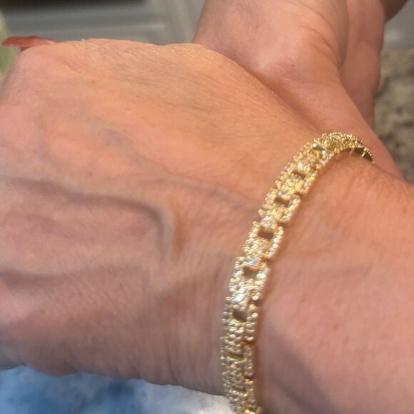 Radiant Gold Bracelet with Intricate Detailing - Picture 4 of 5